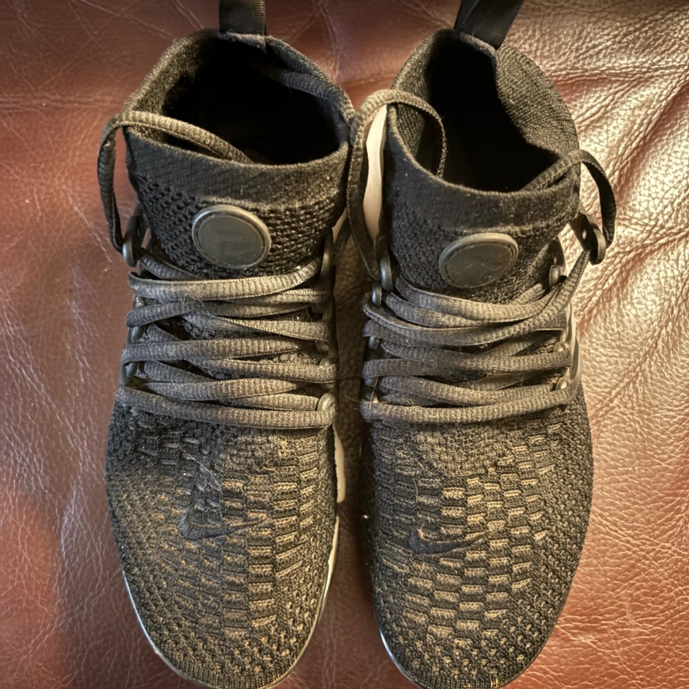 Nike Black Athletic Shoes Modern Woven Design